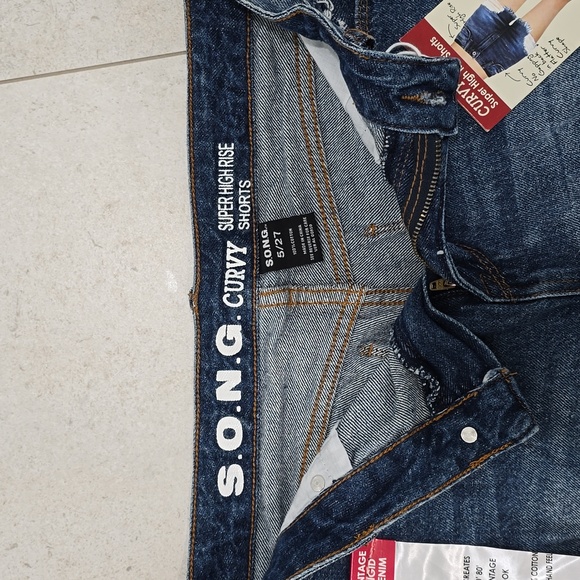 Curvy Super High Rise Denim Shorts - Picture 5 of 7